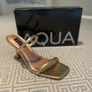 NEW IN BOX, Never Worn sz 10.5 Aqua Kyle Slides in gold